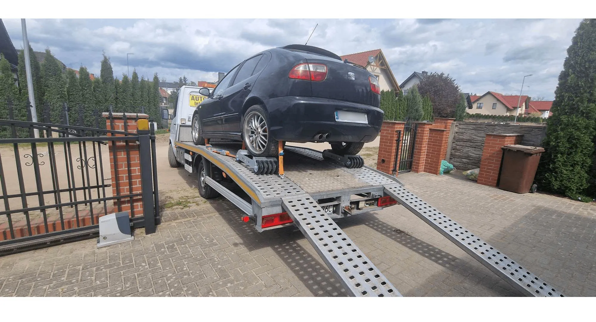 Laweta PitStop transportująca samochód osobowy